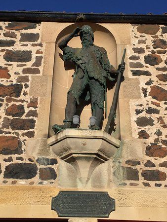 Robinson Crusoe Statue